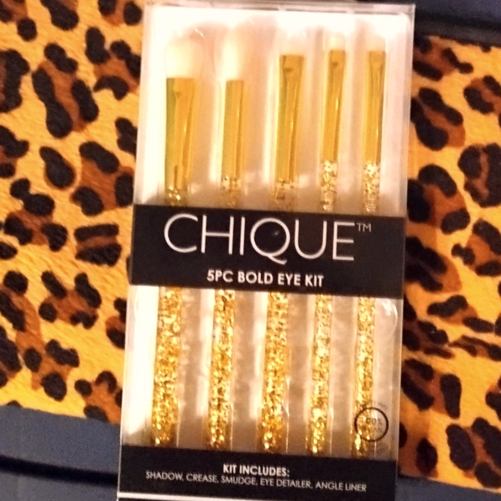 Cute makeup brushes